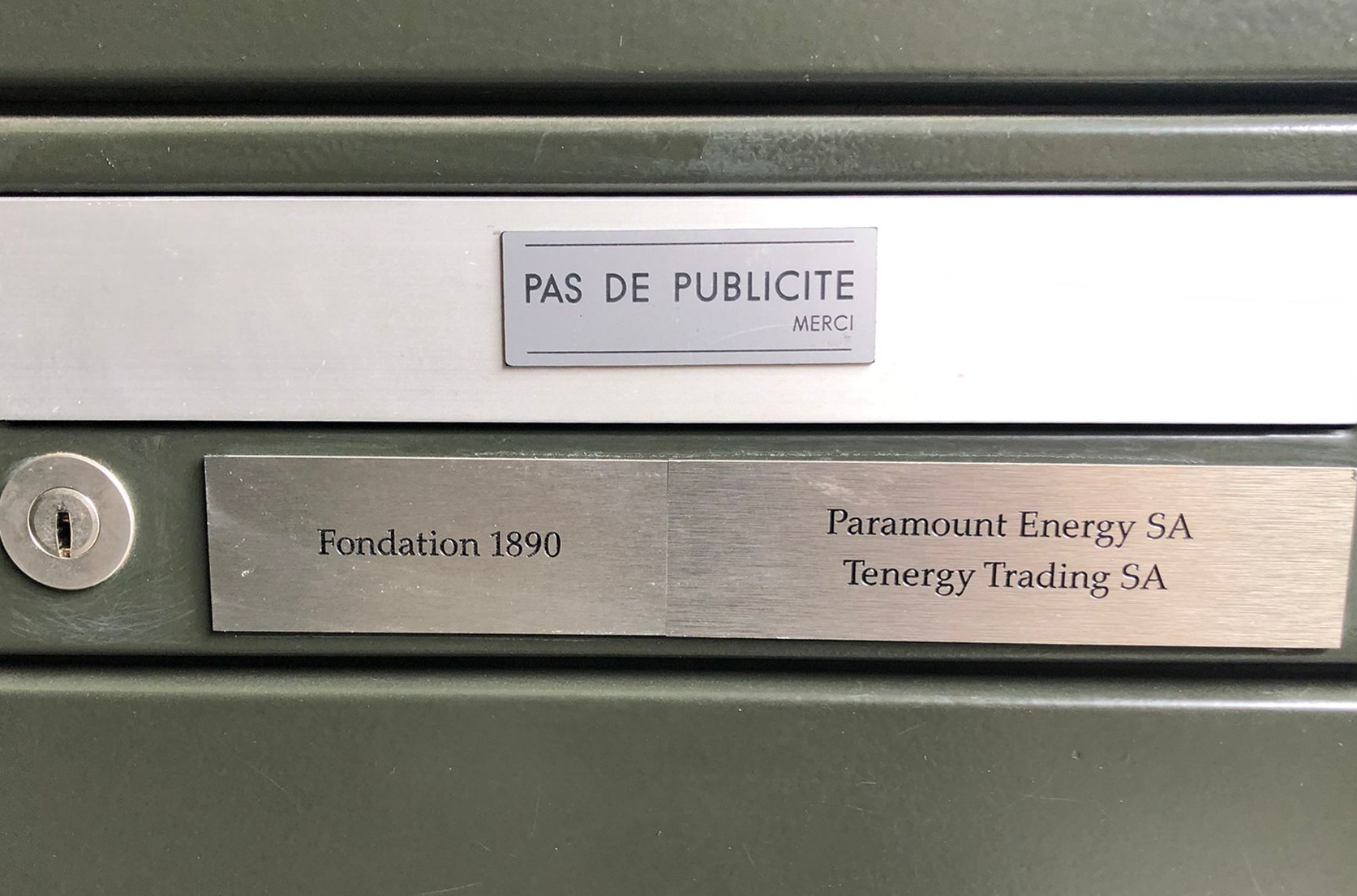 Au 22 rue de Villereuse, Paramount Energy SA et Tenergy Trading SA partagent la même plaque de laiton.