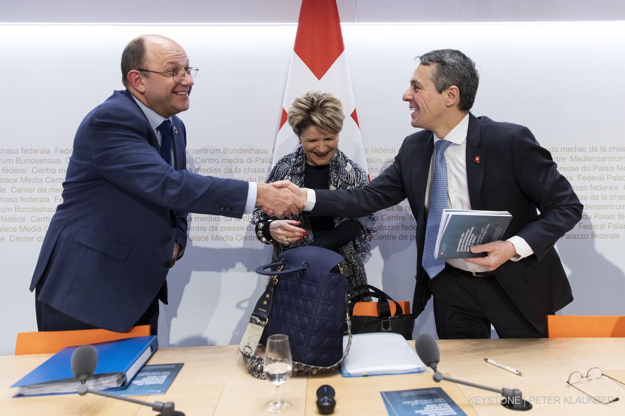 Bundesrat Ignazio Cassis, rechts, disuktiert mit Thomas Gass, Vizedirektor der Direktion fuer Entwicklung und Zusammenarbeit (DEZA), links, und Marie-Gabrielle Ineichen-Fleisch, Direktorin des Staatssekretariats fuer Wirtschaft (SECO), Mitte, am Ende einer Medienkonferenz ueber die Strategie der internationalen Zusammenarbeit 2021-2024, am Mittwoch, 19. Februar 2020 in Bern.